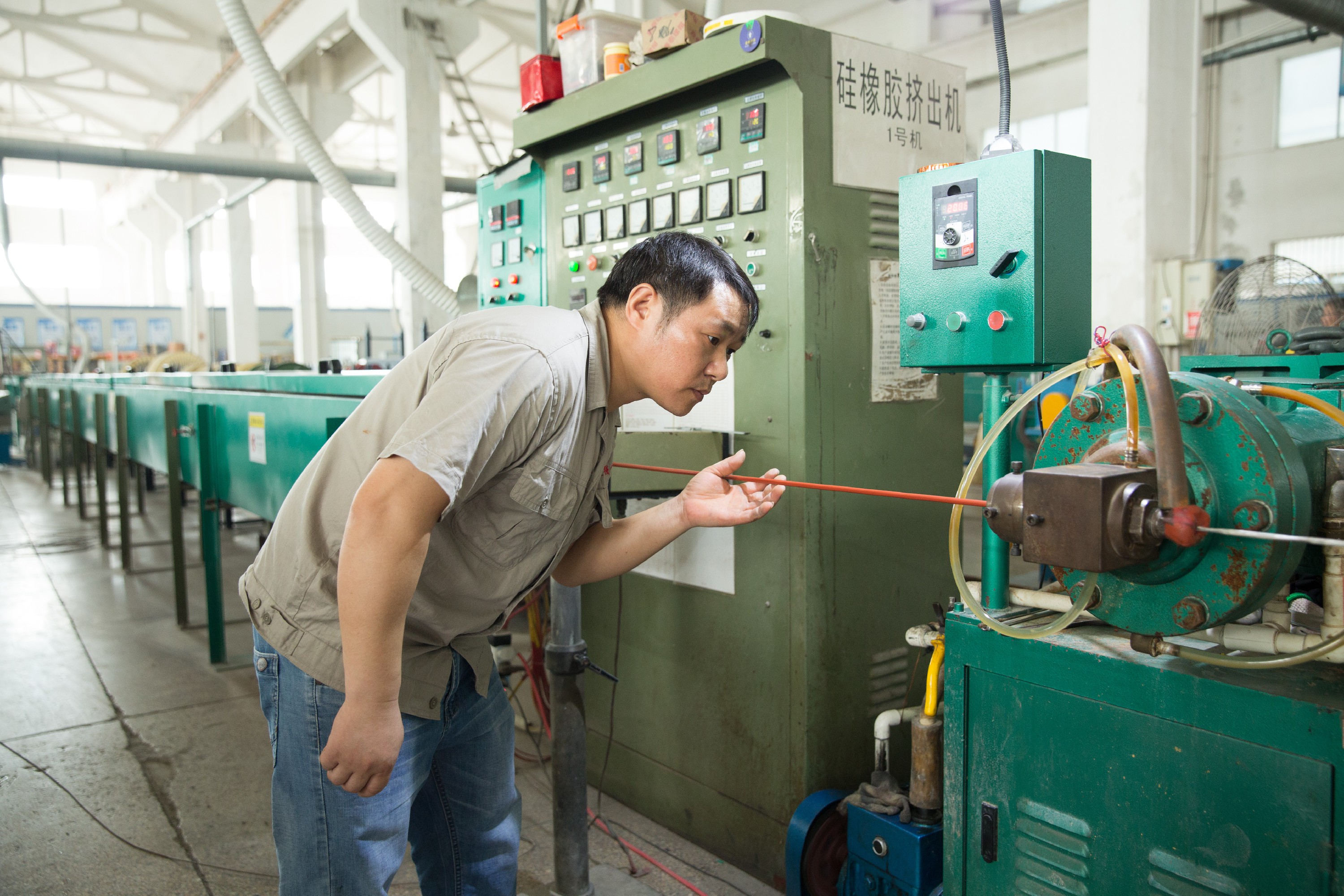 硅橡膠電線擠出機(jī)生產(chǎn)現(xiàn)場2M8A0816.jpg